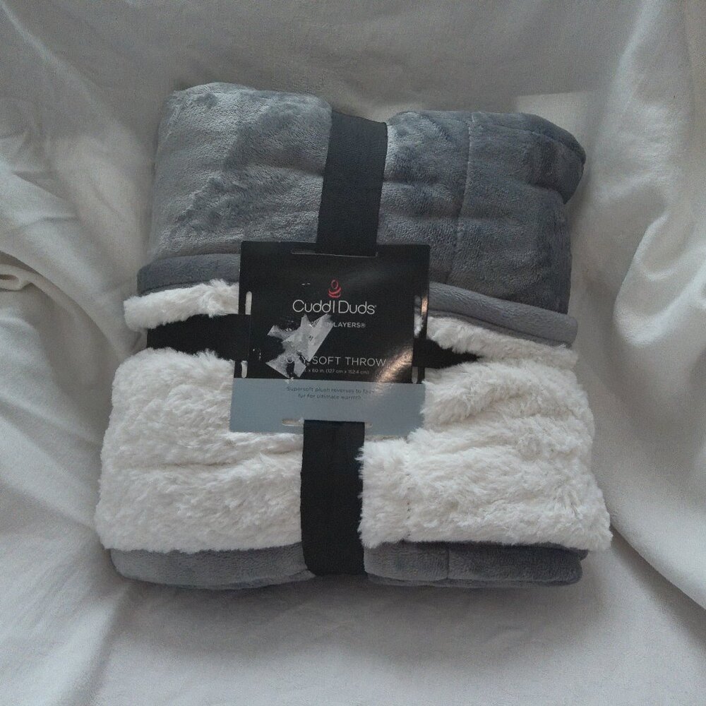 CuddlDuds Cozy Soft Throw Grey White 50 x 60 Reversible NEW